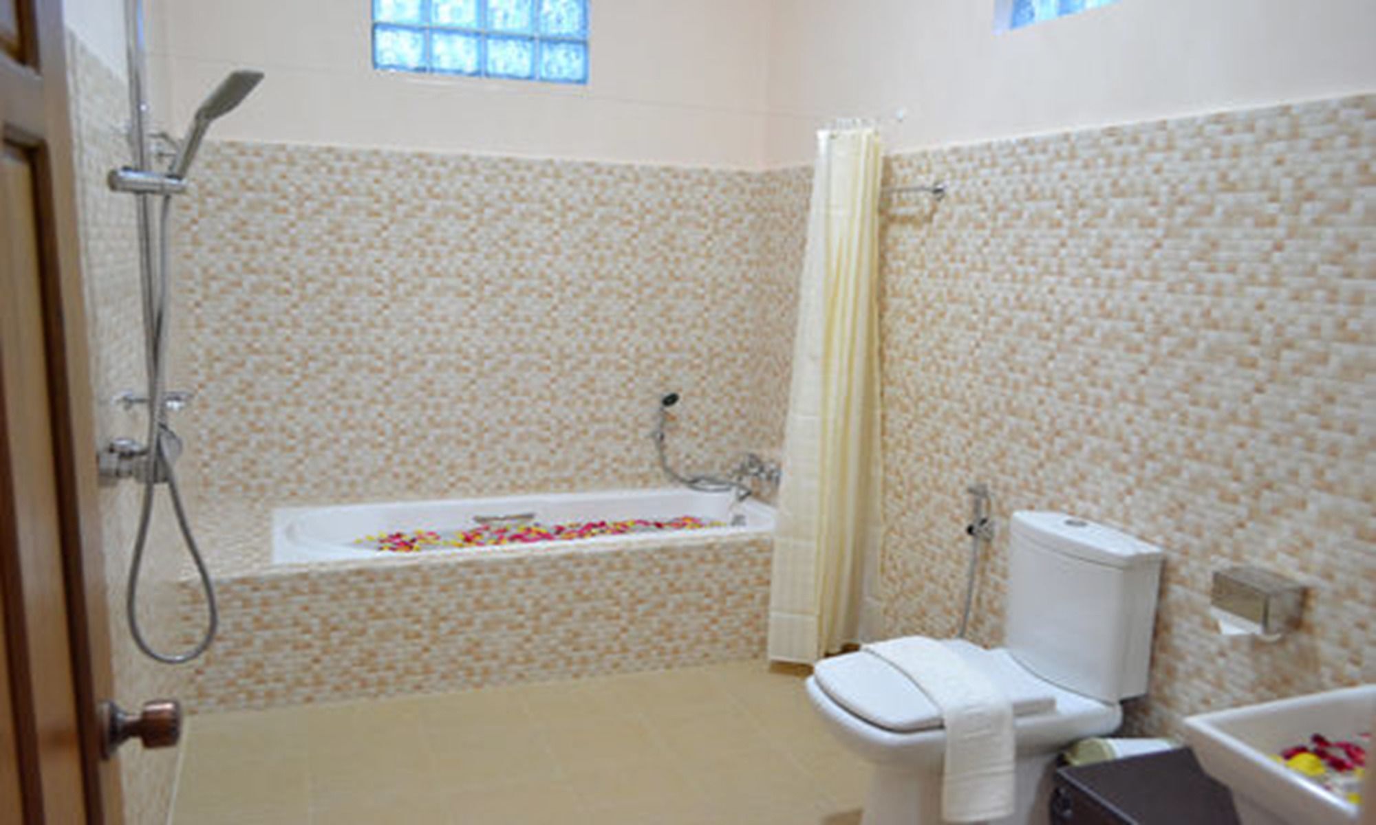 Famous Hotel باغو المظهر الخارجي الصورة